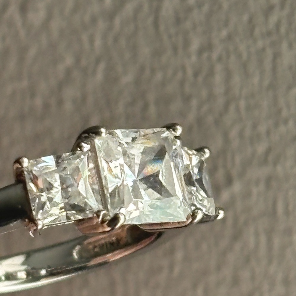 Sterling Silver Cubic Zirconia ring - Picture 4 of 9